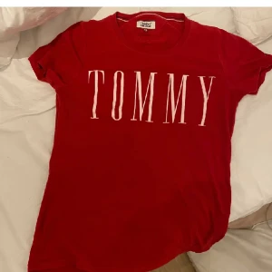 t shirt - röd tommy 