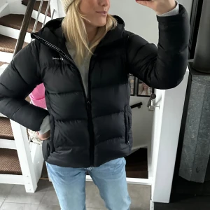 Sail racing vinterjacka🩵 - Säljer denna superfina vinterjacka som är använd en vinter men är i väldigt bra skick! Köptes för över 2000 säljer för endast 600kr! Skriv för fler detaljerade bilder 