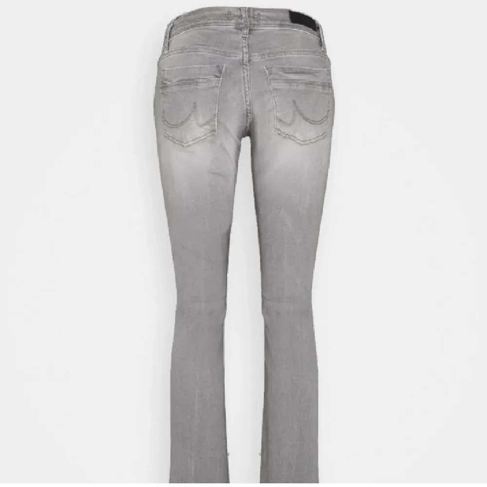 Säljer dessa ljusgråa LTB jeans som är sparsamt använda, passar på mig som är 165💓 skriv privat vid intresse!. Jeans & Byxor.
