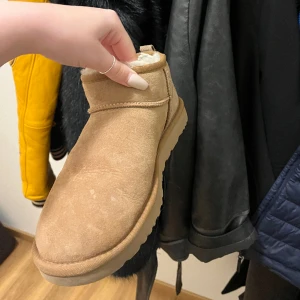 Ugg ultra mini - Har en fläck annars felfria❤️ i färgen chestnut, passar även storlek 40 då jag själv har det!