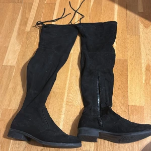 Overknee boots - Säljer då de inte kommer till användning. Legat i garderoben ett tag därav lite dammiga. 