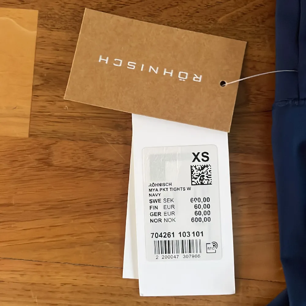 Superfina Röhnisch byxor som är helt nya med prislapp. Säljer pga dom är för små☺️. Jeans & Byxor.