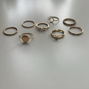 Ringar - 5 kr/st, 30 för alla!💓 Guldringar som jag köpte för några år sedan. Säljer för att jag är mer en  silver person🥰 Använda fåtal gånger🤗 Köparen betalar frakt!