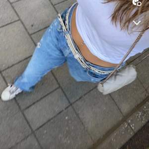 Snygga jeans som inte kommer till användning längre!💕 inga defekter! Strl 40 köpte jag de i för ville att jeansen skulle sitta baggy på mig som har strl S!