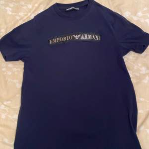 Säljer min gamla Armani tröja för bara 500kr. Priset kan diskuteras. Skick 10/10 storlek S