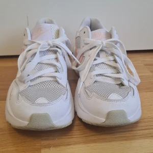 Nike Chunky sneakers Rosa  - Pris kan diskuteras. Kan inte hitta exakta modellen, men det jag kan hitta som är liknande är Nike Airmax :)  Orginalpris ungefär 800kr vad jag minns. Säljer då jag inte gillade passformen 