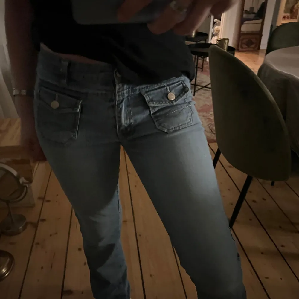Säljer dessa lågmidjade jeans som är bootcut, passar någon som är 160cm💓säljer för de är lite små på mig. Jeans & Byxor.