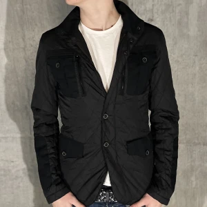 Zara jacka - Field jacka från zara i färgen svart. Storlek S, Modellen på bilden är 178cm. fint skick inga skavanker, Köp för endast 149