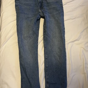 Blå jeans - Säljer dessa jeans från H&M endast använda 1-2 gånger. Helt som nya alltså. Tvättas innan. 