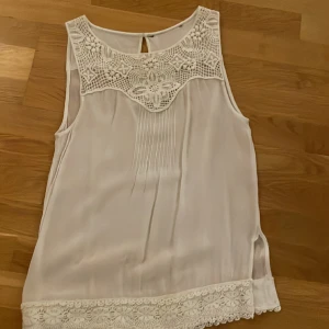 Jätte gulligt linne - Säljer ett jättegulligt linne. Säljer det pågrund av att det var förstort. Inga hål eller fläckar. Pris kan diskuteras!😄💜