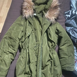 Vinter jacka - Nytt skick använd endast 2/3 gånger Storlek S  Väldigt tjock och passar bra till den kalla vintern! 🥶 