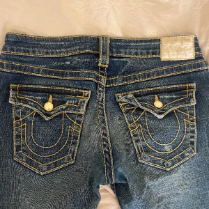 Unika true religion jeans - Säljer mina super fina true religions med guldiga detaljer💞köpta vintras men inte kommer till användning längre💞inga hål, fläckar osv💞