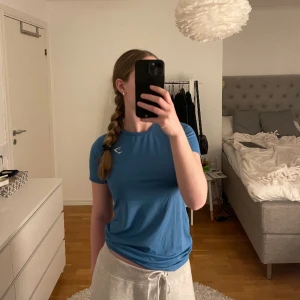 Tränings t-shirt - Säljer denna fina tränings t-shirt från gymshark då den inte används längre❤️