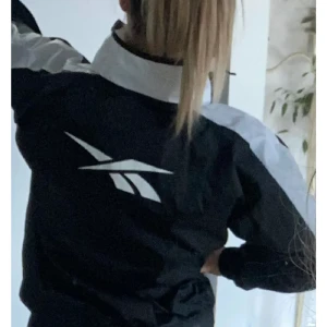 Reebok vindjacka  - Snygg jacka från Reebok.  Oanvänd  Stl s men passar även M 