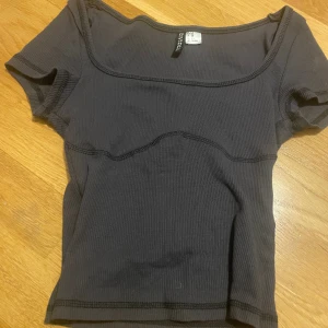 topp - snygg topp från hm. använd en gång