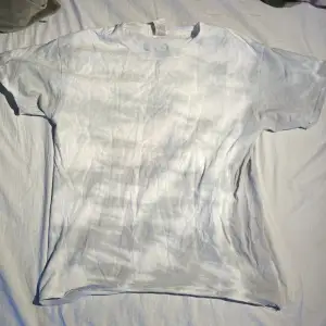 En tie dye tshirt men fortfarande clean :) lite mer unik vit tshirt liksom !!