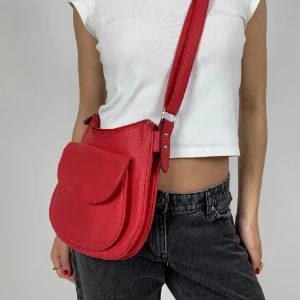 Röd väska - Fin röd väska (lånade bilder) Köparen står för eventuell frakt. 🌸