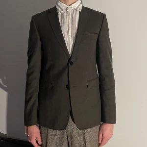 Kavaj - Kavaj från bläck i bra skick. Färgen är typ grön brun. För referens är jag 183 cm lång. Köpare står för frakt