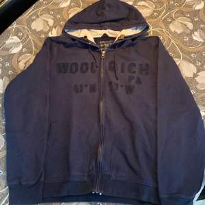En snygg woolrich hoodie som sälj pga att den inte används längre. Jag har använt den vid ksk 10 tillfällen så den har inga skavanker, säljer så billigt för att jag vill bli av med den och sammla lite pengar till julen!