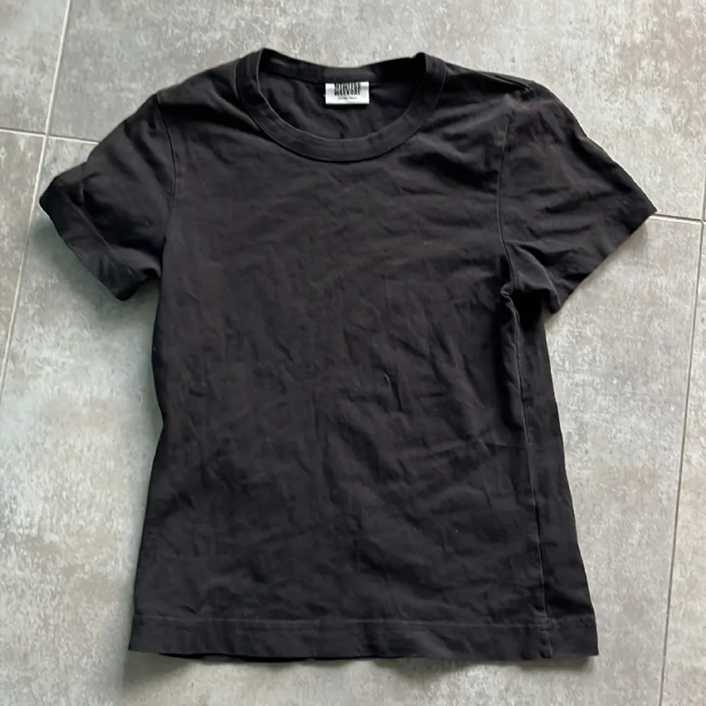 Svart, kortärmad t-shirt från Weekday, storlek XS. Bra begagnat skick.. T-shirts.