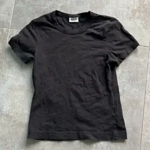Svart, kortärmad t-shirt från Weekday, storlek XS. Bra begagnat skick.
