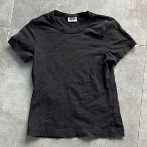 Weekdsy svart T-shirt XS - Svart, kortärmad t-shirt från Weekday, storlek XS. Bra begagnat skick.