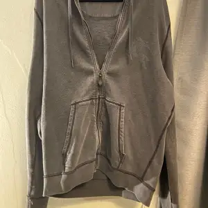 Mörkgrå zip hoodie från burberry. Den är inte sliten utan den urtvättade färgen är en del av produkten. Bra skick förutom ett hål i ena ärmen (sista bilden).