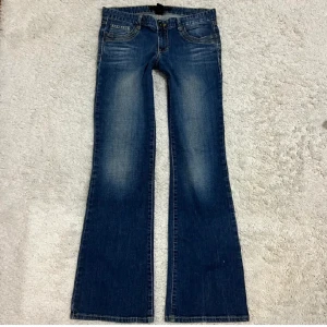 Lågmidjade bootcut jeans - Blåa lowrise & bootcut byxor i perfekt skick, köpta nyligen här på plick, säljes pga att de inte passade mig 🥲 midjan är 80cm och innerbenslängd är 85cm 💕 bilderna är från förra säljaren