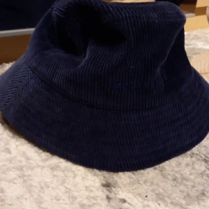 Fiskemössa - Mörkblå fiskemössa slm är i Manchester material. Jätte fin. Anvönd typ 2 gnr.💙