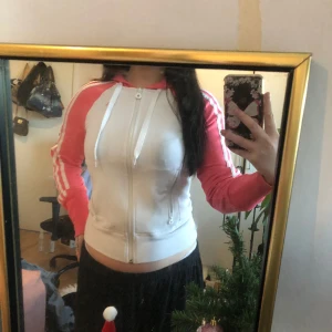 Vit rosa adidaströja - Använd fåtal gånger! 