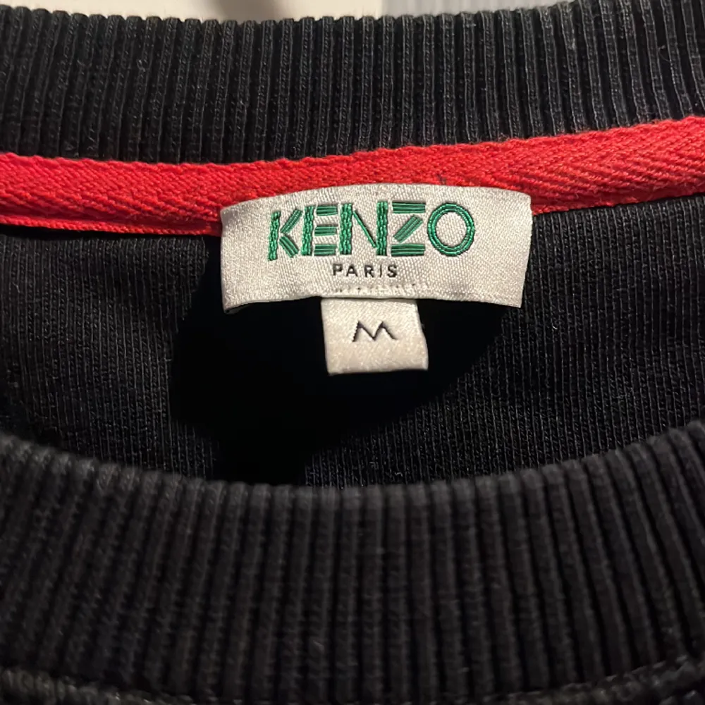 Äkta kenzo tröja , köpt för några år sen använt några gånger. Säljer idag för 350. Hoodies.