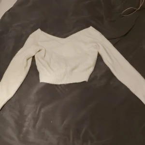 Vit topp från H&M - Super skön att på hösten eller vintern då den är ganska lurvig men kortare om magen