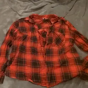 Röd/svart skjorta 