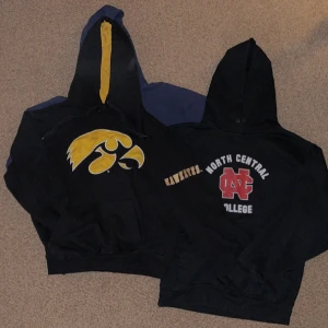 Vintage hoodies - Säljer 3 stycken tröjor till bra pris  Röd logo w,48 L,62  Gul W,53 L,59  Blå W,41 L,62