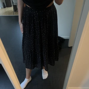 Lång kjol från Nakd - Säljer denna från NAKD i strl 36, super fin nu till sommaren ☀️😍