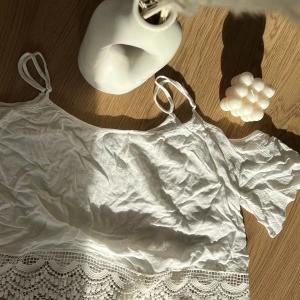 Söt & somrig topp - Perfekt till sommaren, söt/gullig topp med spets längs ner.✨🦋🫧