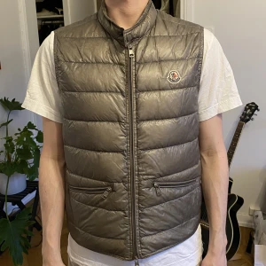 Moncler väst - Moncler väst i storlek S. Har använts en del men är i bra skick. Nypris var 3999kr. (Frakt tillkommer)🤍