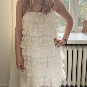 Volangklänning Zara - Helt slutsåld och väldigt populär Zaraklänning 😍 sparsamt använd. Möts upp på Östermalm eller fraktar. BUD ÄR BINDANDE