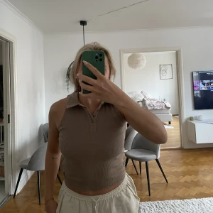 Brun topp - Köpt på Nelly och aldrig använd