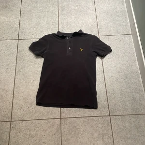 Lyle & Scott r shirt  - Säljer min lyle & scott t shirt i storlek S. Använd få gånger och därför säljer jag den.  Nypris : 550kr Mitt pris 250kr 
