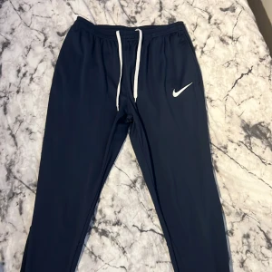 150 kr  - Träningsbyxor, storlek M, märke Nike, färgen mörk blå. Köpare står för frakten. 
