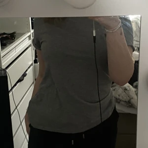 Grå tshirt  - Grå tshirt, knappt använd från Intersport. 25kr+frakt