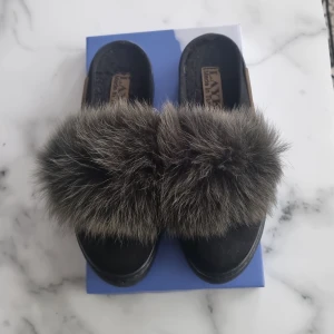 Nya Tofflor str 37 - Nya oanvända tofflor strl 37 men passar för str 36. 