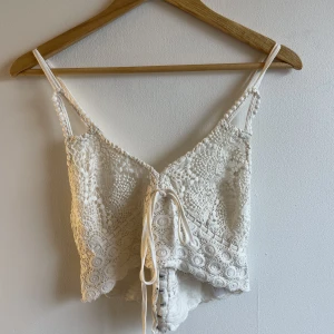 sommar topp!  - Värdens snyggaste sommartopp som tyvärr inte passar mig. Den har korsande band i ryggen och är i bra skick! 