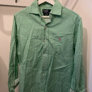 Ralph lauren skjorta  - Skjorta från Ralph lauren. Strl small, custom fit.