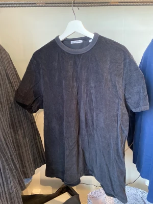 Our legacy t shirt - Our legacy new box t shirt corduroy, inga flaws 9/10 använd 2 gånger 