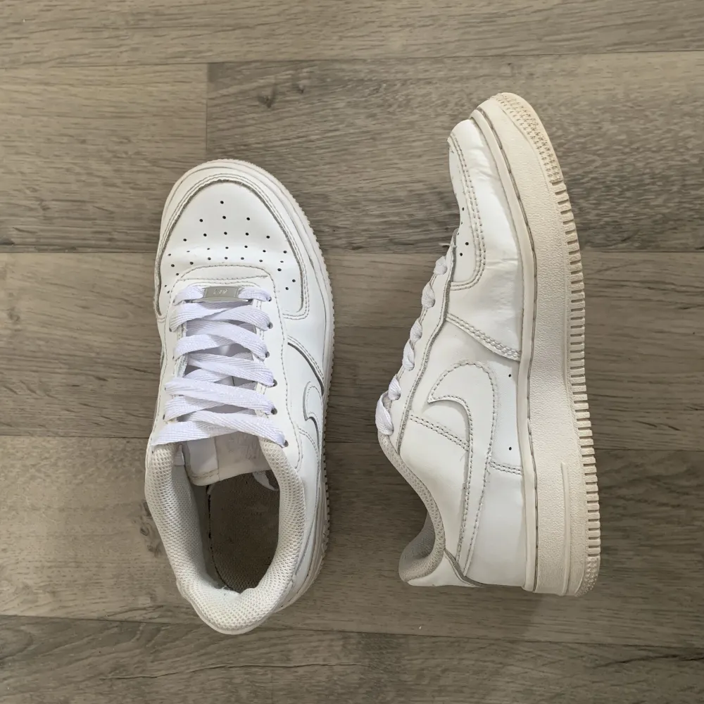 Ett par vita air force 1 som jag använt ett litet tag. Inga skador eller så varken i eller utanpå. Har bytt skosnören på dem men annars är de som det ska va. . Kengät.