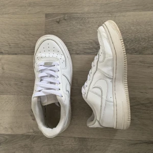 Air force 1 - Ett par vita air force 1 som jag använt ett litet tag. Inga skador eller så varken i eller utanpå. Har bytt skosnören på dem men annars är de som det ska va. 