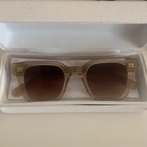 Chimi glasögon  - Säljer dessa helt oanvända chimis i färgen ecru modell 04! Fodral medföljer!