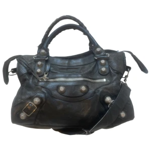 Balenciaga City väska - Köpt för över 10 år sedan på NK (kvitto finns) som ni ser har den tydliga tecken på användning men är bortsett från axelremmen i gott skick. Spegeln finns kvar.   Kan skicka fler bilder om det önskas ☺️